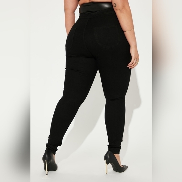 Fashion Nova Super High Waist Denim Skinnies - Black (Size 11) - Picture 6 of 7